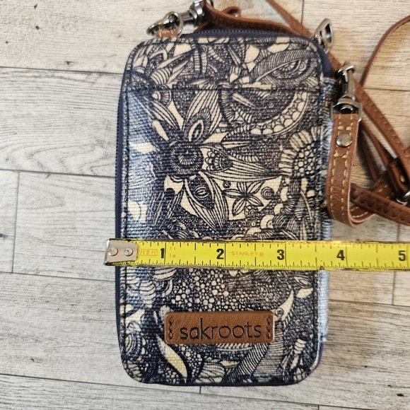 Sakroots Artist Circle Crossbody Phone case/Wallet Blue White Floral Mosaic - Picture 6 of 8